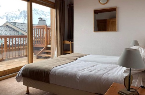 Les Almes Ski Chalet | 260m2 apartment, 6 bedrooms, 6 sdbn (12 to 14 people) in chalet, facing south