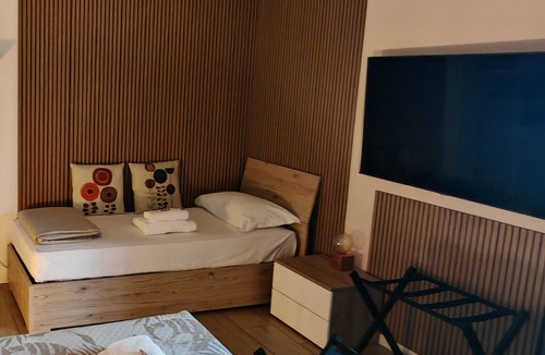 Gallarate Bed & Breakfast | 3) Double room with private bathroom 8 minutes from Milan Malpensa Airport.