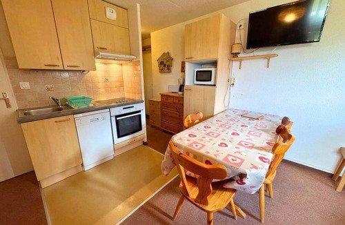 Les Bruyeres Apartment | 50m from shops, 6th floor, tv, ski locker, 28m², Les Menuires