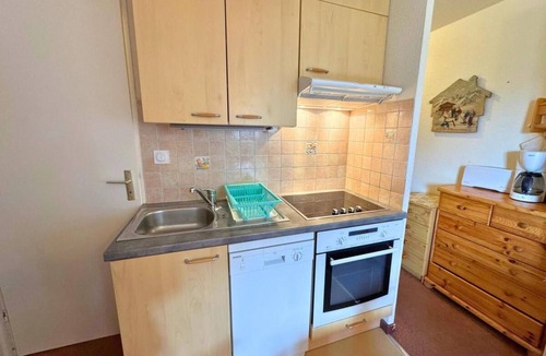 Les Bruyeres Apartment | 50m from shops, 6th floor, tv, ski locker, 28m², Les Menuires