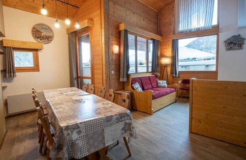 Villarodin-Bourget Apartment | 80m from resort center, 1st floor, balcony, parking, tv, ski locker, 90m², La Norma