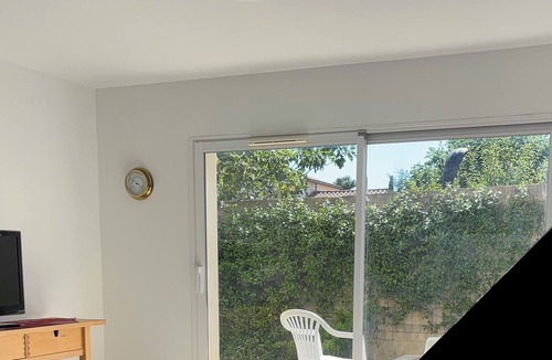 Juvignac Apartment | A lovely, air-conditioned apartment just outside Montpellier. Surrounded by a large garden!