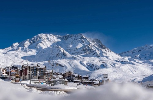 Val-Thorens Apartment | Altineige Apartment for 4 People with Mountain View Balcony