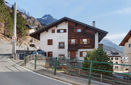 Isolaccia Ski Chalet | Apartment '1' with Mountain View, Shared Garden and Wi-Fi