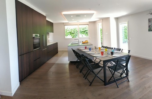 Menthon-Saint-Bernard Apartment | Apartment 10 P, private garden 400 m2, swimming pool, lake view, mountain castle,