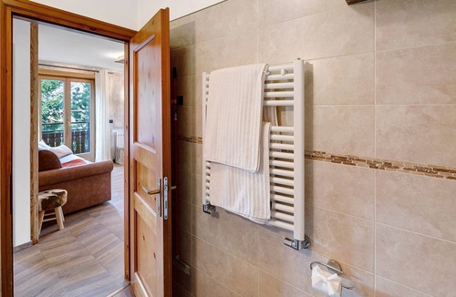 Teola Ski Chalet | Apartment '3' with Lake View, Shared Garden and Wi-Fi