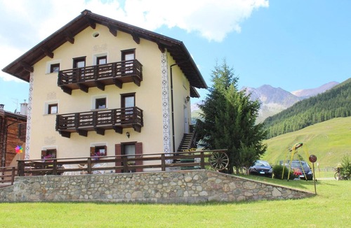 Livigno Cabin | Apartment 6 with Mountain View, Shared Garden and Wi-Fi