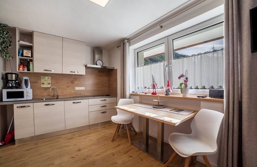 Madonna di Senales Apartment | Apartment 'Die Schneiderei' with Mountain View and Wi-Fi