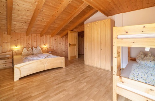 Moso in Passiria Apartment | Apartment "Egarthof Ferienwohnung Edelweiss" with Mountain View, Wi-Fi, Balcony & Garden