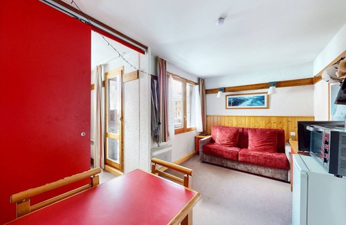 Plagne 1800 Apartment | Apartment "Logement avec balneo – Plagne 1800" with Shared Pool and Balcony