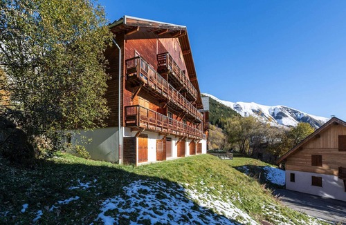 Saint-Sorlin-d'Arves Apartment | Apartment in France with Mountain Views & Pool