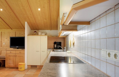 Santa Valburga Apartment | Apartment Himmelschlüssel 19 with Mountain View and Wi-Fi