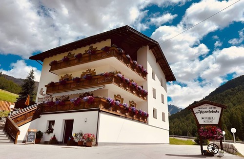 Curon Venosta Apartment | Apartment in Aparthotel Alpenfriede with Shared Terrace, Garden and Wi-Fi