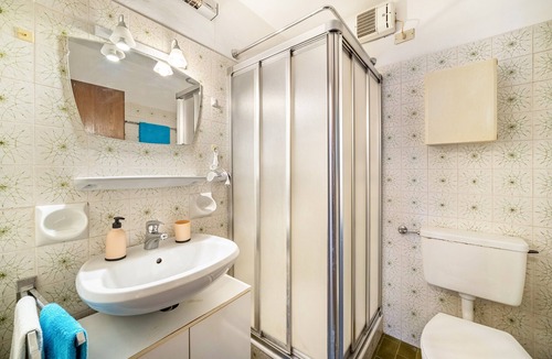 Lana Apartment | Apartment 'Jörg' with Large Shared Garden, Wi-Fi, and Optional Private Pool Use