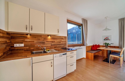 Laces Apartment | Apartment "Langstein Rose" with Mountain View, Balcony and Wi-Fi