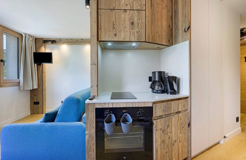 Reberty Apartment | Apartment Le Panorama Des Pistes with Mountain View and Balcony