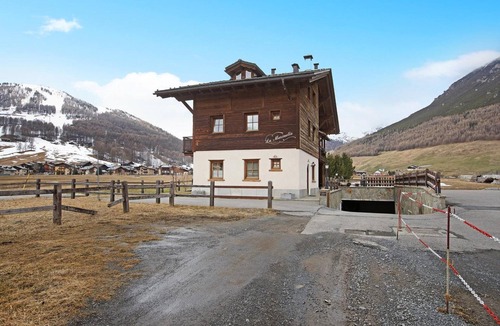 Livigno Ski Chalet | Apartment 'Stella Alpina' with Lake View, Shared Garden and Wi-Fi