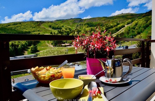 Besse-et-Saint-Anastaise Apartment | At the foot of the beach - Super Besse lake and pool - Exceptional view - Due south
