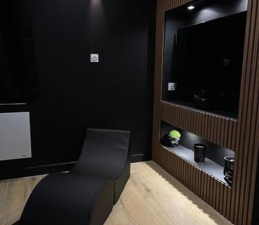 Jassans-Riottier Apartment | Atypical romantic room
