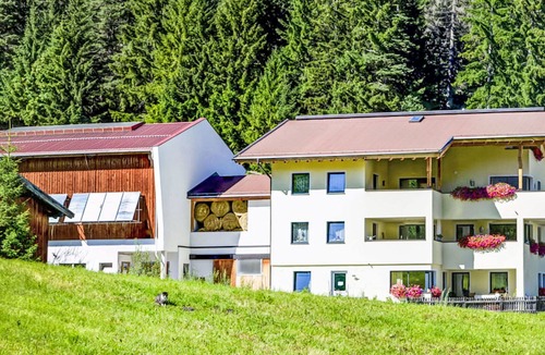 Sankt Anton am Arlberg Villa | Beautiful apartment in villa for 5 people with WIFI, TV, balcony and pets allowed