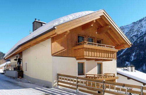 Spiss Apartment | Beautiful apartment for 6 guests with WIFI, TV and patio
