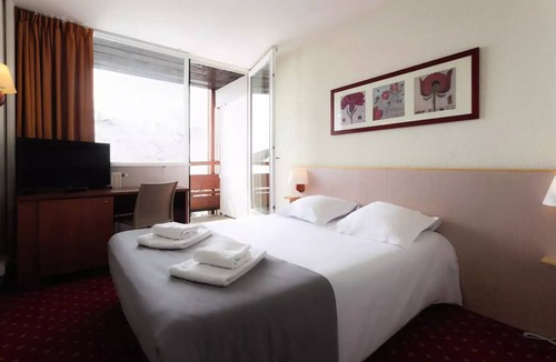 Les Menuires Hotel | Belambra Clubs Les Menuires - Snow And Heaven - Half board - 2 Rooms Essential 2 Adults and 2 Children with Balcony and View Impregnable Mountain