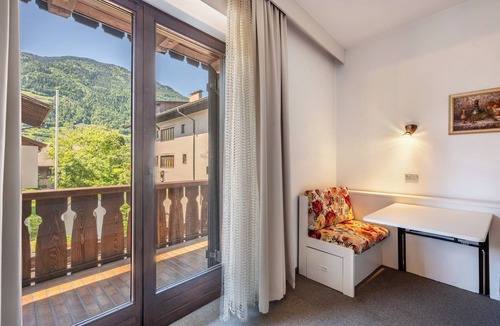 Lagundo Apartment | Biobauernhof Toellerhof 'Room 2' with Mountain View, Shared Pool and Wi-Fi