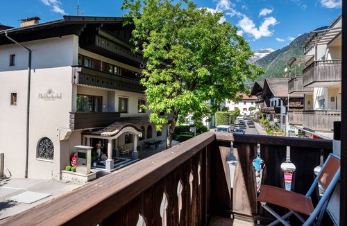 Lagundo Apartment | Biobauernhof Toellerhof 'Room 2' with Mountain View, Shared Pool and Wi-Fi