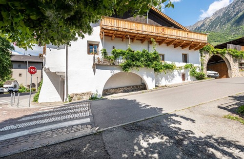 Lagundo Apartment | Biobauernhof Toellerhof 'Room 4' with Mountain View, Shared Pool and Wi-Fi