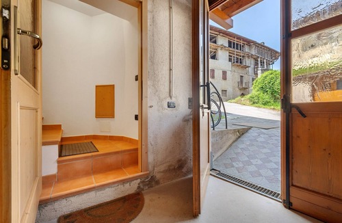 Bleggio Inferiore Apartment | Casa Donati, spacious apartment in a mountain village