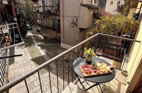 Pallanza Apartment | Casa Renoir: A bright one-bedroom apartment in the historic center of Suna, near the lake and the beach