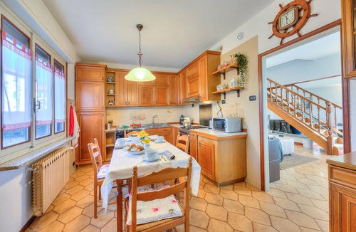 Angera House | Cedar House Villa in Angera - Garden& BBQ, Angera, Italy