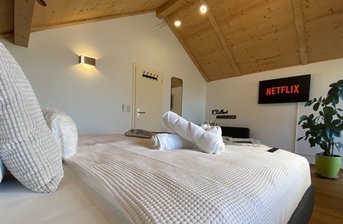 Thun Apartment | Central apartment with Alps view & own parking space; contactless self check-in!