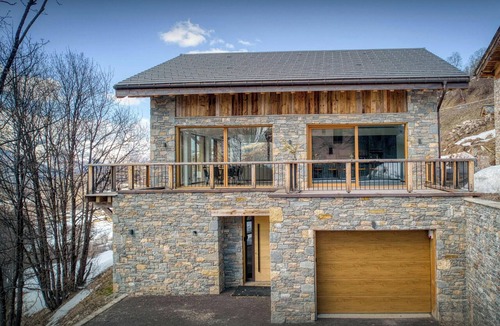 Praranger Ski Chalet | Chalet Artemis - Modern and bright chalet with sauna - OVO Network