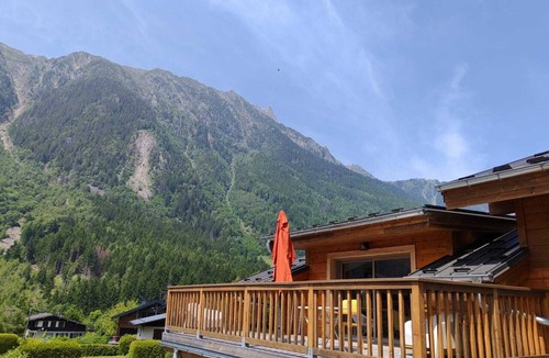 Les Bossons Ski Chalet | Chalet Beau Ski in the heart of the Chamonix valley, incredible view of the glacier