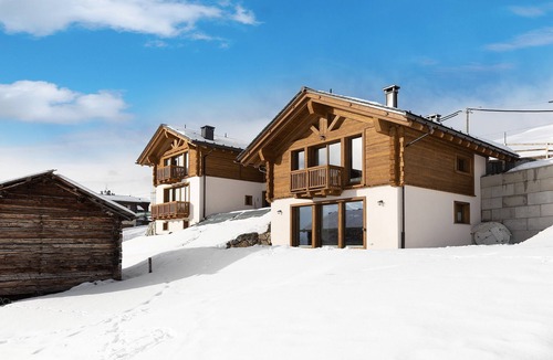 Valtellina Ski Chalet | Chalet 'Plaz' with Mountain Views, Private Garden and Wi-Fi