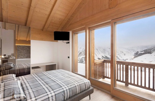 Valtellina Ski Chalet | Chalet 'Plaz' with Mountain Views, Private Garden and Wi-Fi