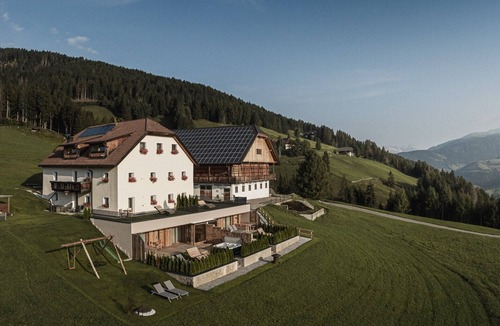 Sorafurcia Ski Chalet | Chalet 'Rueper Hof Pracken' with Hot Tub, Private Terrace and Wi-Fi