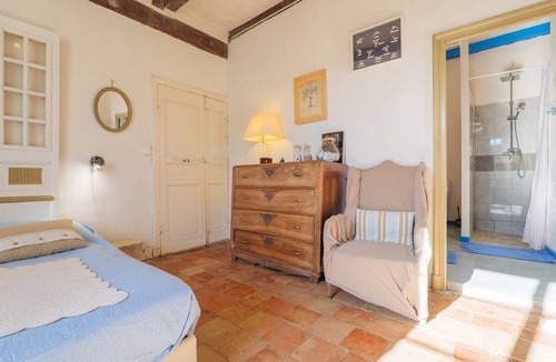 Lagorce Bed & Breakfast | Chambre Bleu Guest Room with Shared Garden and Wi-Fi