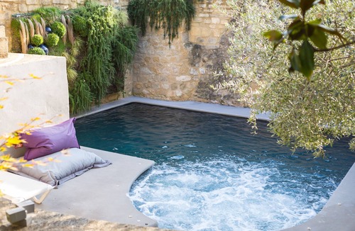 Collias Apartment | Chambre « Fleur » avec piscine partagée, jardin et petit-déjeuner au restaurant — Collias, Gard
