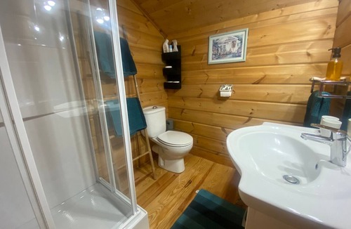 Saint-Remy-en-Rollat Bed & Breakfast | Chambre LUNA Guest Room near Vichy – Shared Pool, Wi-Fi, Air Conditioning