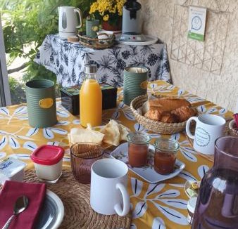 Saint-Martin-d'Ardeche Bed & Breakfast | Chambres d'hôtes & jacuzzi - A l'ombre des amandiers