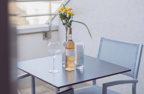 Nyon House | Charming 2-bedroom hotel in marvelous Nyon with fitness room, WiFi