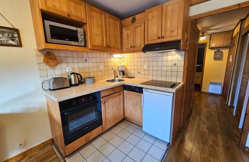 Les Bruyeres Apartment | Comfortable apartment for 4 near slopes, equipped kitchen