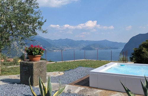 Solto Collina House | Corte Furmignano 🏡 A farmhouse surrounded by greenery with a spectacular view of the lake