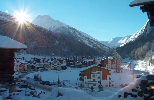 Saas Almagell Apartment | Cosy apartment for 3 people with hot tub, WIFI, TV and balcony