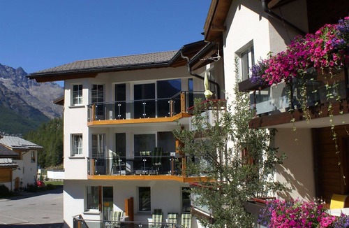 Saas Almagell Apartment | Cosy apartment for 3 people with hot tub, WIFI, TV and balcony