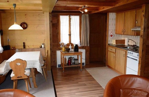 Lauenen Apartment | Cosy apartment for 4 people with balcony
