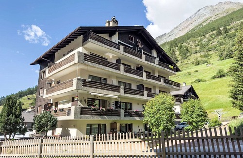 Taesch Apartment | Cosy apartment for 6 guests with WIFI, TV and balcony