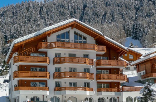Leukerbad Apartment | Cosy apartment for 8 people with WIFI, hot tub, TV and balcony